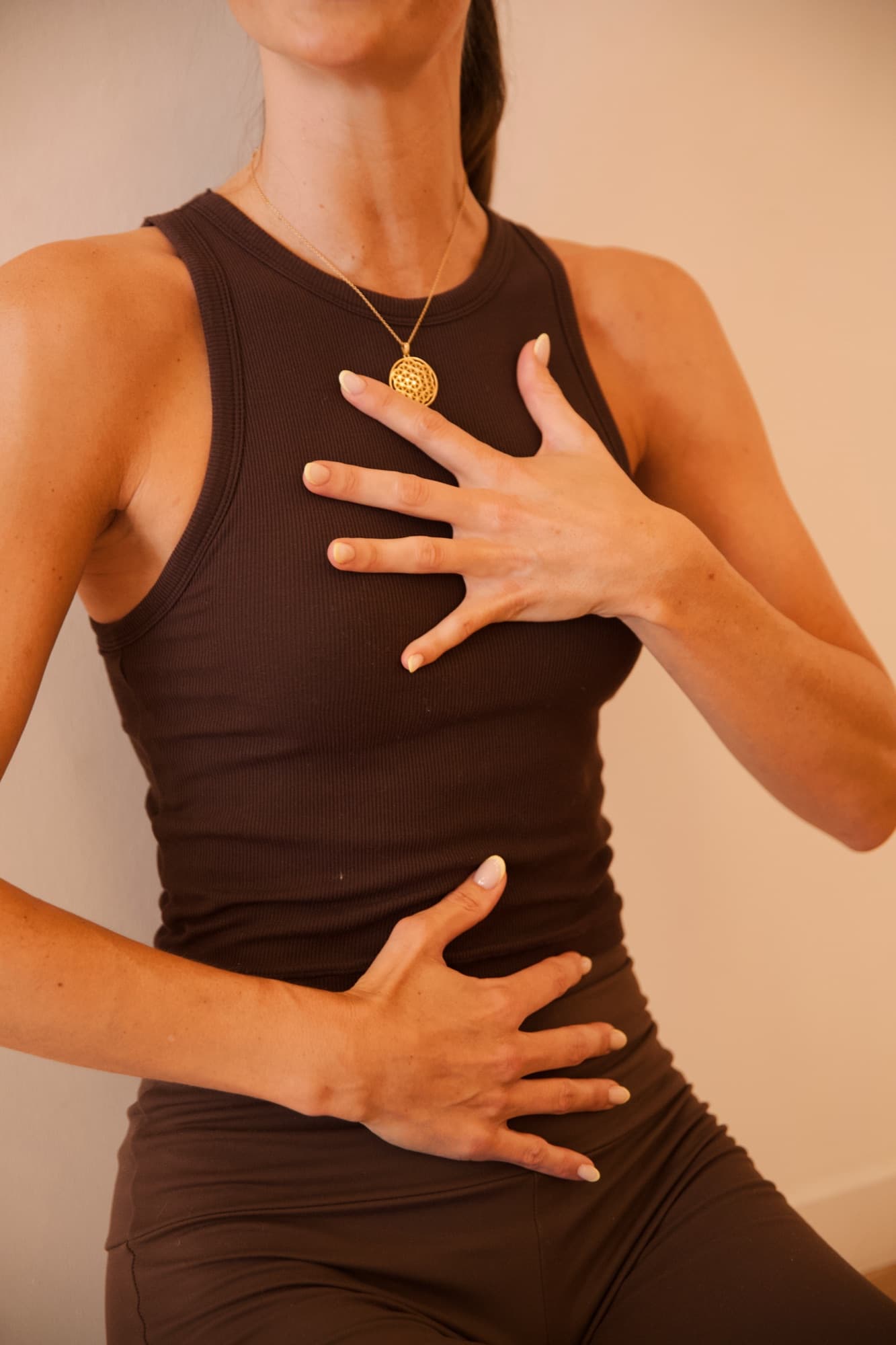 Les mains posées sur la poitrine et sur le ventre, pendant une respiration guidée