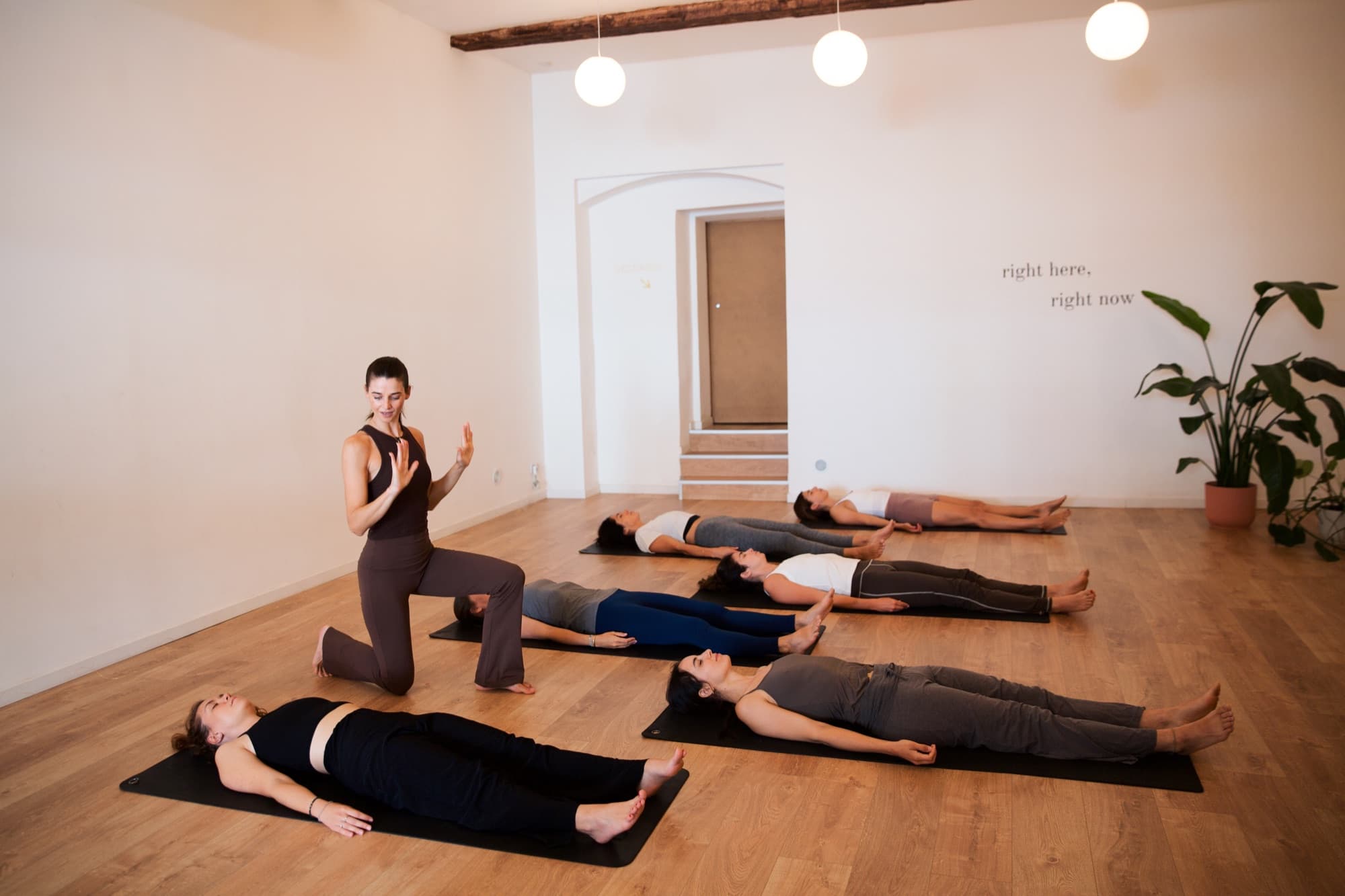 Le studio pendant une séance, les participantes allongées sur leurs tapis