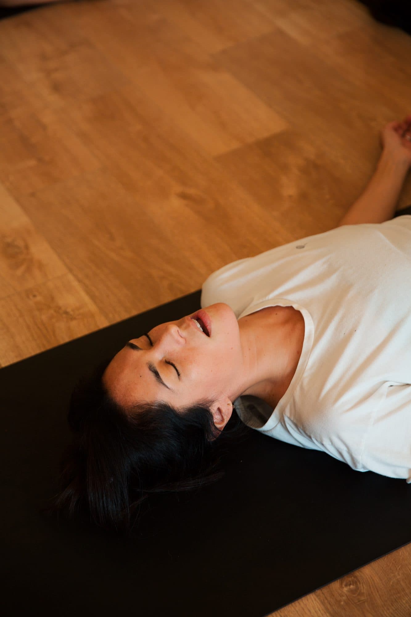 Respiration active, allongée sur le tapis