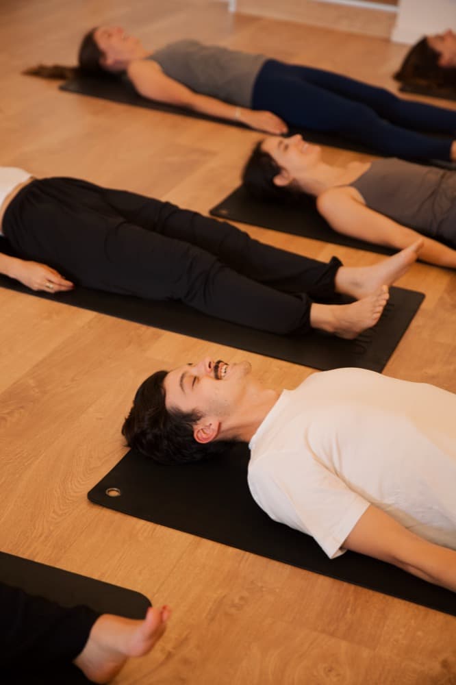 Le groupe allongé respire activement, sans pause