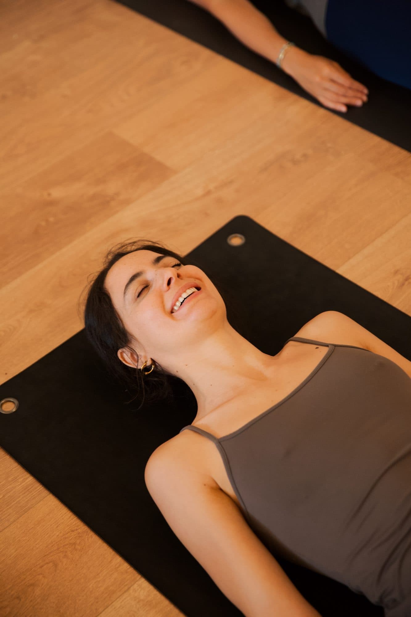 Participante allongée sur un tapis